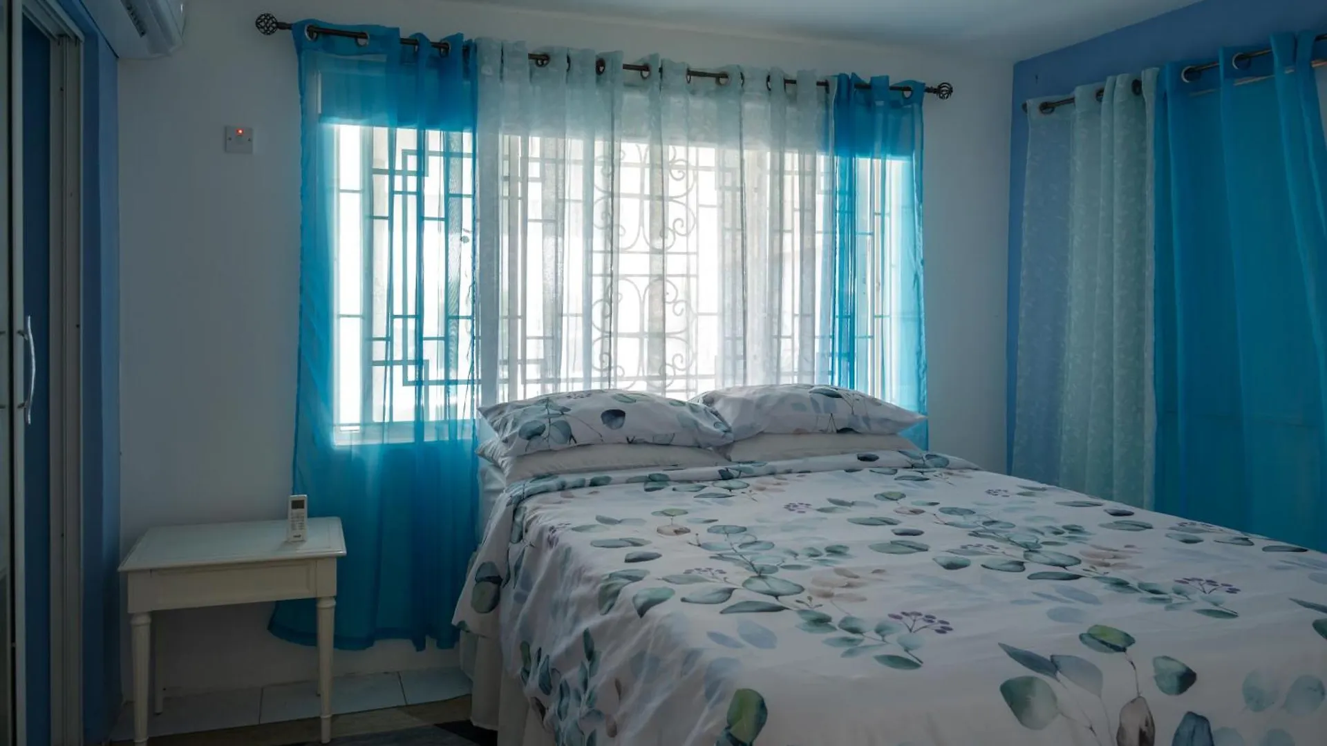 בית הארחה מונטגו ביי The Carhampton Villa
