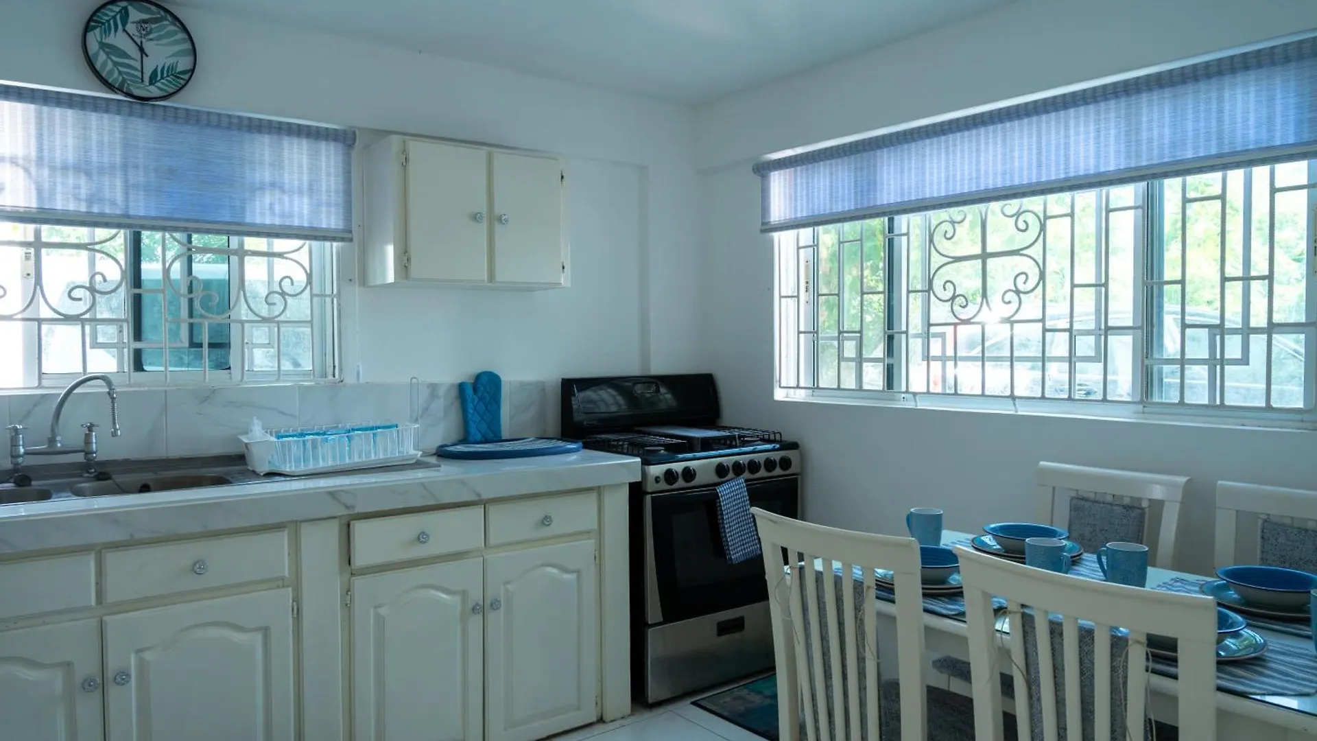 בית הארחה מונטגו ביי The Carhampton Villa